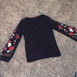 Sweater with embroidered flowers